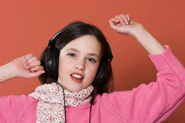 Dziewczyna słuchania muzyki w słuchawkach — Zdjęcie stockowe