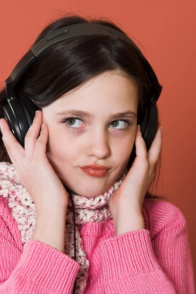 Menina ouvir música em fones de ouvido — Fotografia de Stock