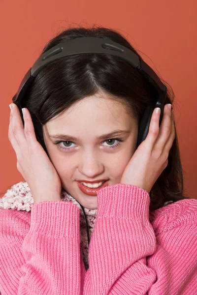 女の子のヘッドフォンで音楽を聴く — ストック写真