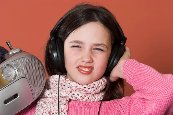かわいい女の子が音楽を聴く — ストック写真