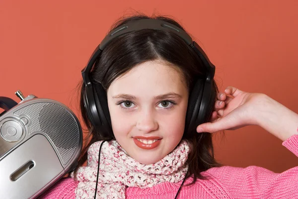 Söt flicka lyssnar musik — Stockfoto