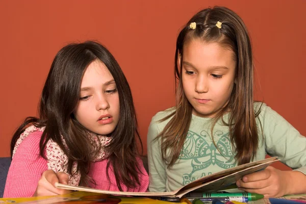Dívky čtení knihy v učebně — Stock fotografie