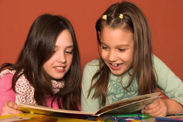 Dívky čtení knihy v učebně — Stock fotografie