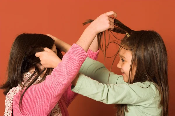 Due belle ragazze che toccano i capelli — Foto Stock