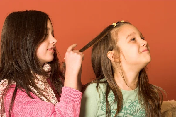 Dos chicas guapas tocando el pelo —  Fotos de Stock