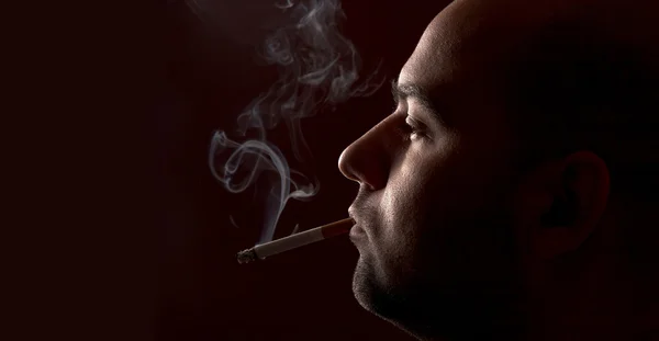 Homme fumeur — Photo