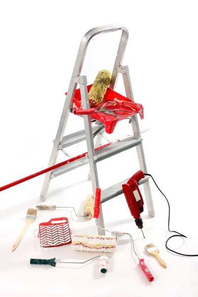 Rodillo de pintura, cepillos, barrena y escalera — Foto de Stock