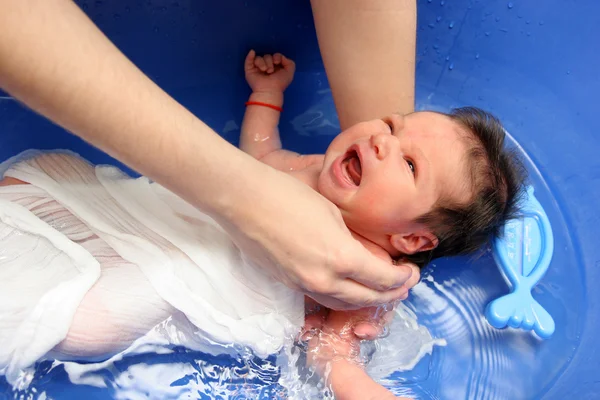 Bayi perempuan di bak mandi pada ibunya — Stok Foto