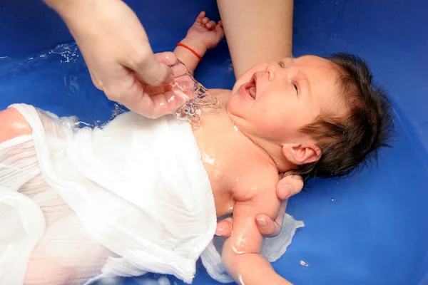 Bayi perempuan di bak mandi pada ibunya — Stok Foto