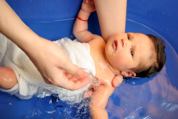 Meisje van de baby in een badkuip bij haar moeder — Stockfoto