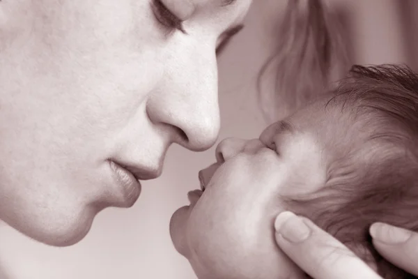 生まれたばかりの赤ちゃんと母親 — ストック写真