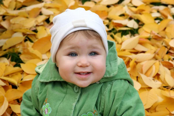 Baby op een park in het najaar — Stockfoto