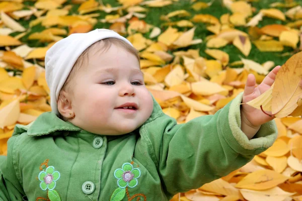 Baby i en park i höst — Stockfoto