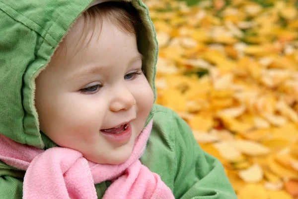 Dítě v parku na podzim — Stock fotografie