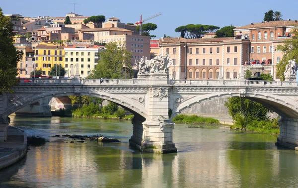 イタリアのローマにある橋Il Tevere Ponte Vittorio Emanele — ストック写真