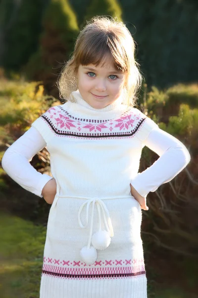 Krásný Malý Portrét Dívky Parku — Stock fotografie