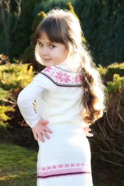 Όμορφο Μικρό Πορτρέτο Του Κορίτσι Στο Πάρκο — Φωτογραφία Αρχείου