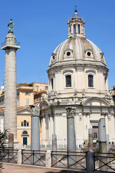 在罗马，意大利的特拉扬列和圣塔玛丽亚迪洛雷托 — 图库照片