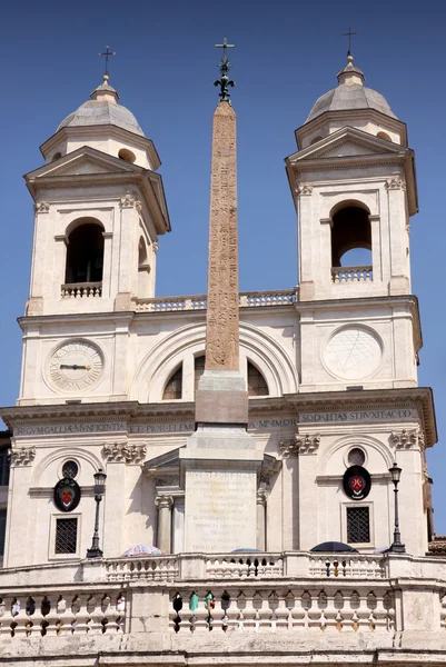 โบสถ์ Trinita dei Monti ในกรุงโรม อิตาลี — ภาพถ่ายสต็อก