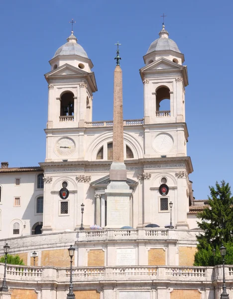 Kostelu trinita dei monti v Římě — Stock fotografie