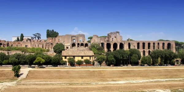 Ruïnes van het paleis van de Palatijnse heuvel in rome, Italië — Stockfoto