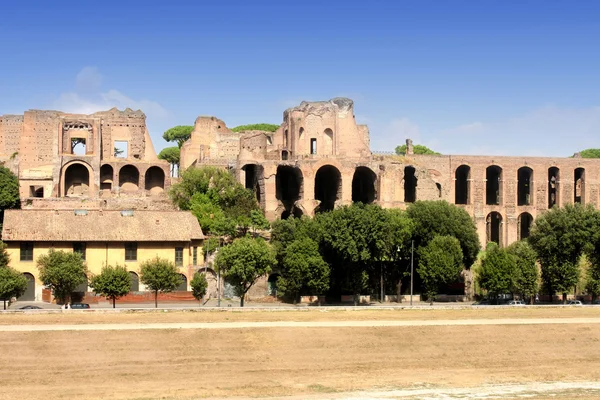 Ruïnes van het paleis van de Palatijnse heuvel in rome, Italië — Stockfoto