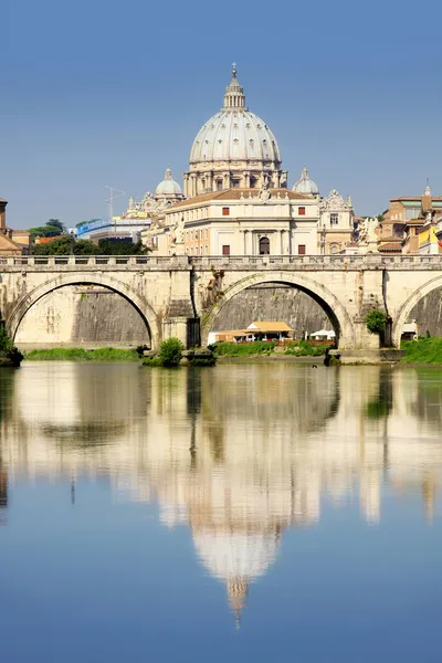 Ciudad del Vaticano desde Ponte Umberto I en Roma, Italia — Foto de Stock