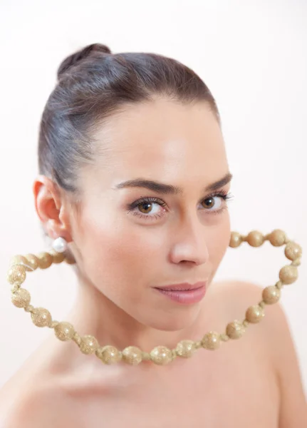 Porträt mit Perlen — Stockfoto