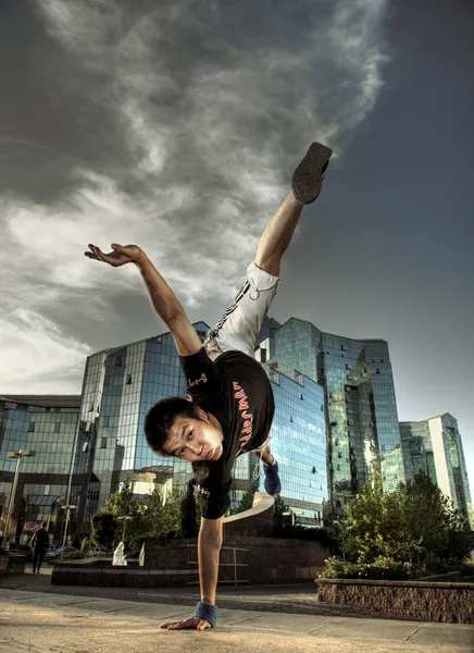 Dansçı bir şehirde — Stok fotoğraf