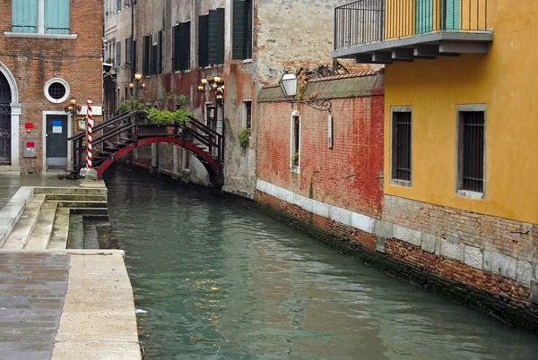 Venecia, un muelle en el canal — Foto de Stock