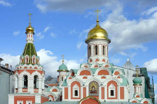 钟楼和关于在莫斯科红场喀山圣母大教堂的圆顶 — 图库照片