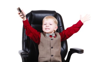 telefon ile mutlu çocuk
