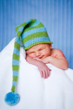 Yeni doğan bebek şapka içinde