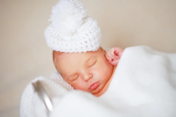 Noworodek noworodka w kapeluszu — Zdjęcie stockowe
