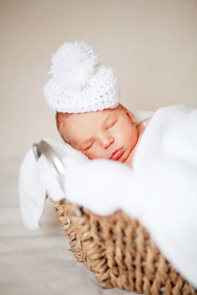 Yeni doğan bebek şapka içinde — Stok fotoğraf