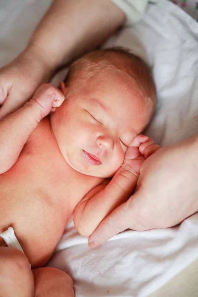 Adorable bebé recién nacido en la mano de la madre —  Fotos de Stock