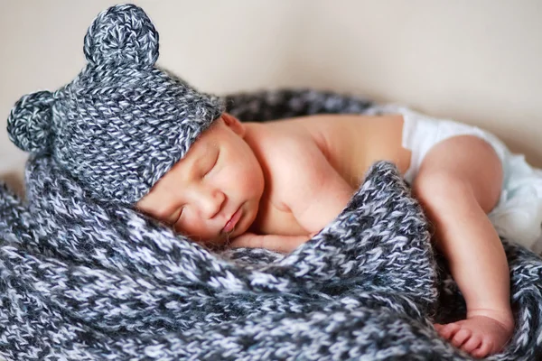 Bebê recém-nascido adorável em um chapéu — Fotografia de Stock