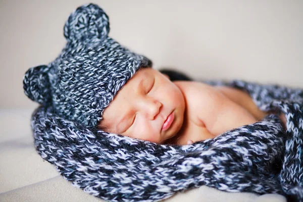 Очаровательный новорожденный в шляпе — стоковое фото