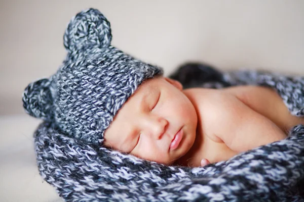 在一顶帽子可爱新生婴儿 — 图库照片