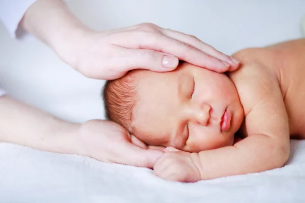 可爱的新生宝宝在妈妈的手 — 图库照片