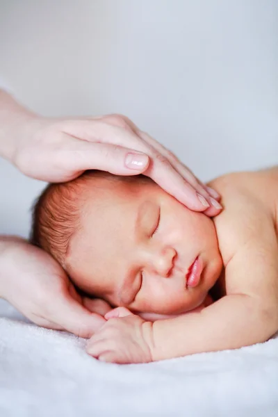 Adorable bebé recién nacido en la mano de la madre — Foto de Stock