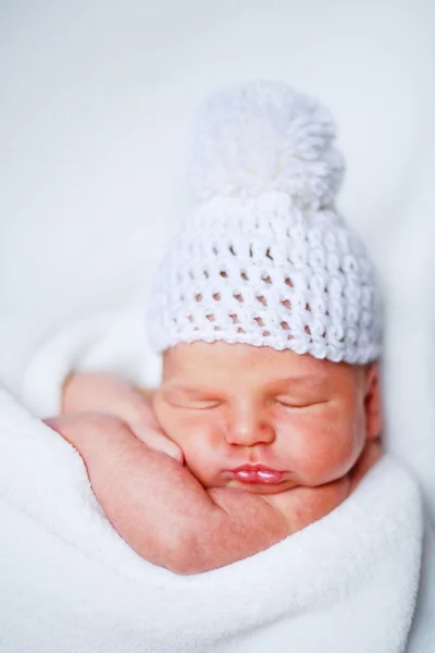 在一顶帽子可爱新生婴儿 — 图库照片