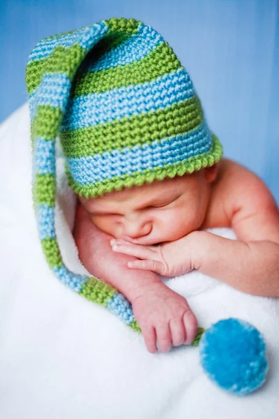 Adorable bebé recién nacido en un sombrero — Foto de Stock