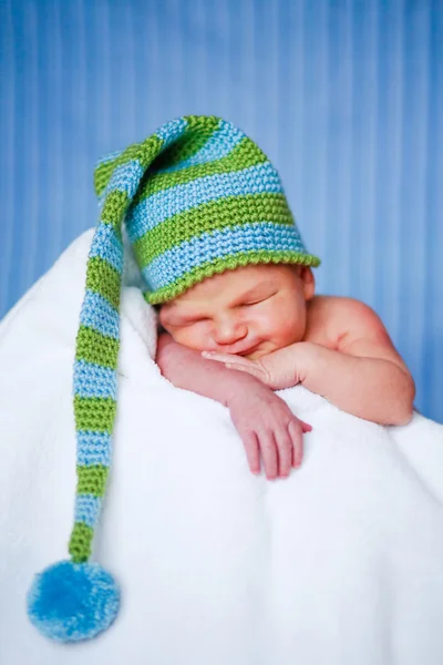 Entzückendes Neugeborenes im Hut — Stockfoto
