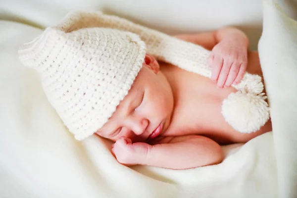 Rozkošný novorozeně v klobouku — Stock fotografie