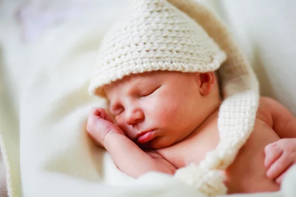 Adorable bebé recién nacido en un sombrero — Foto de Stock