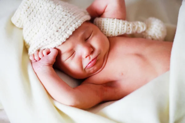 Adorabile neonato con un cappello — Foto Stock