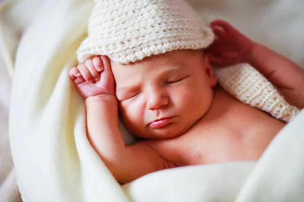 Bebê recém-nascido adorável em um chapéu — Fotografia de Stock