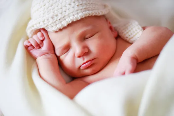 Очаровательный новорожденный в шляпе — стоковое фото