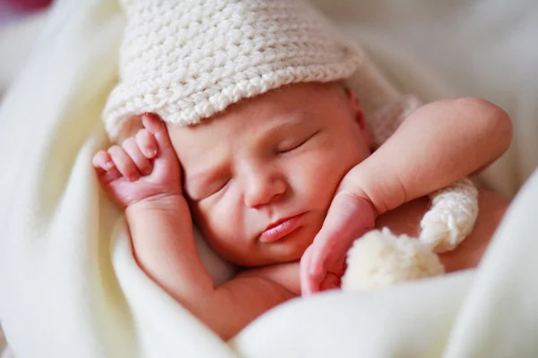 Adorable bebé recién nacido en un sombrero — Foto de Stock
